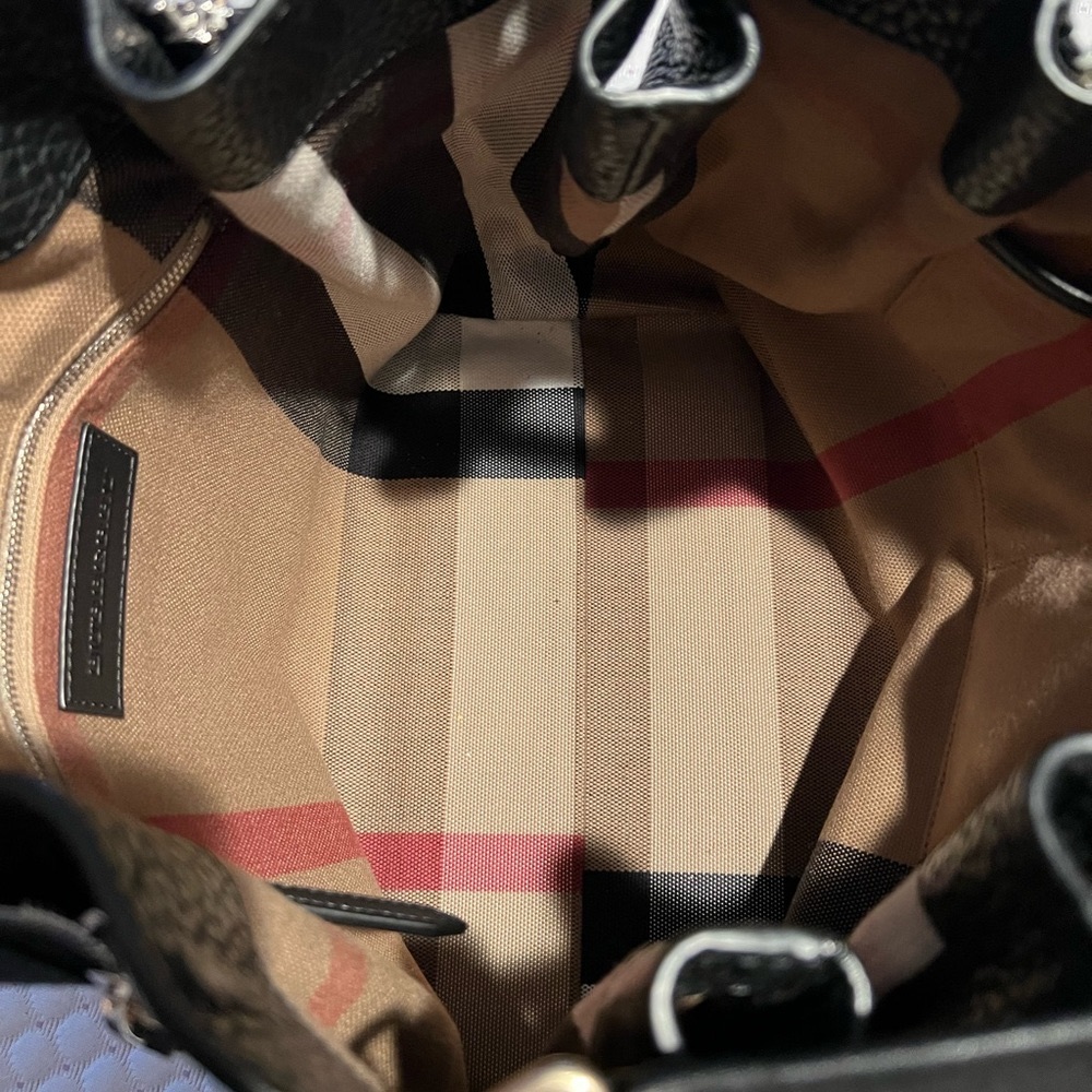 Authentic Burberry Maidstone pebbled leather tote. Like new, extremely clean.